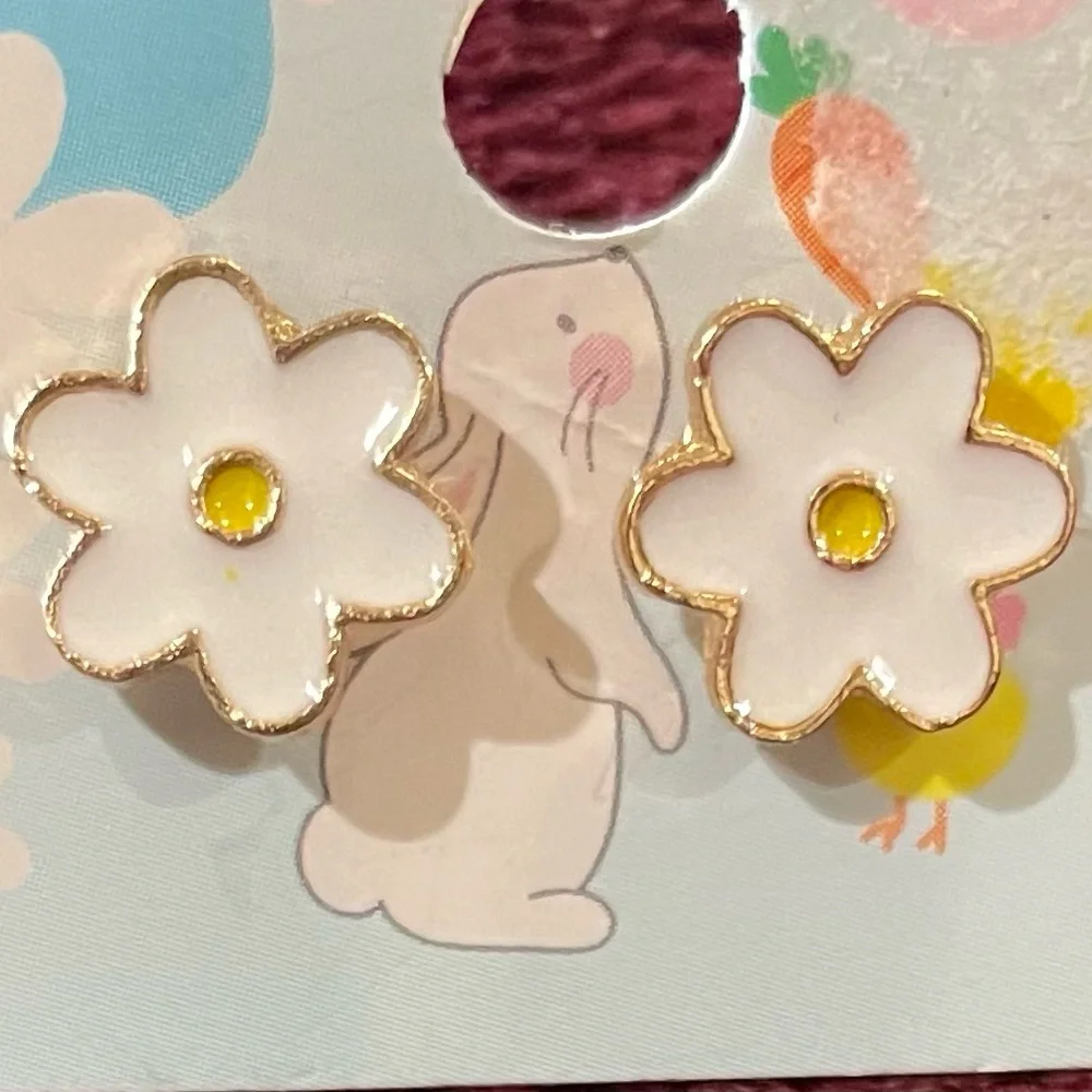 Toddler/baby girl white and yellow DAISY stud earrings/very tiny/Goldtone NEW